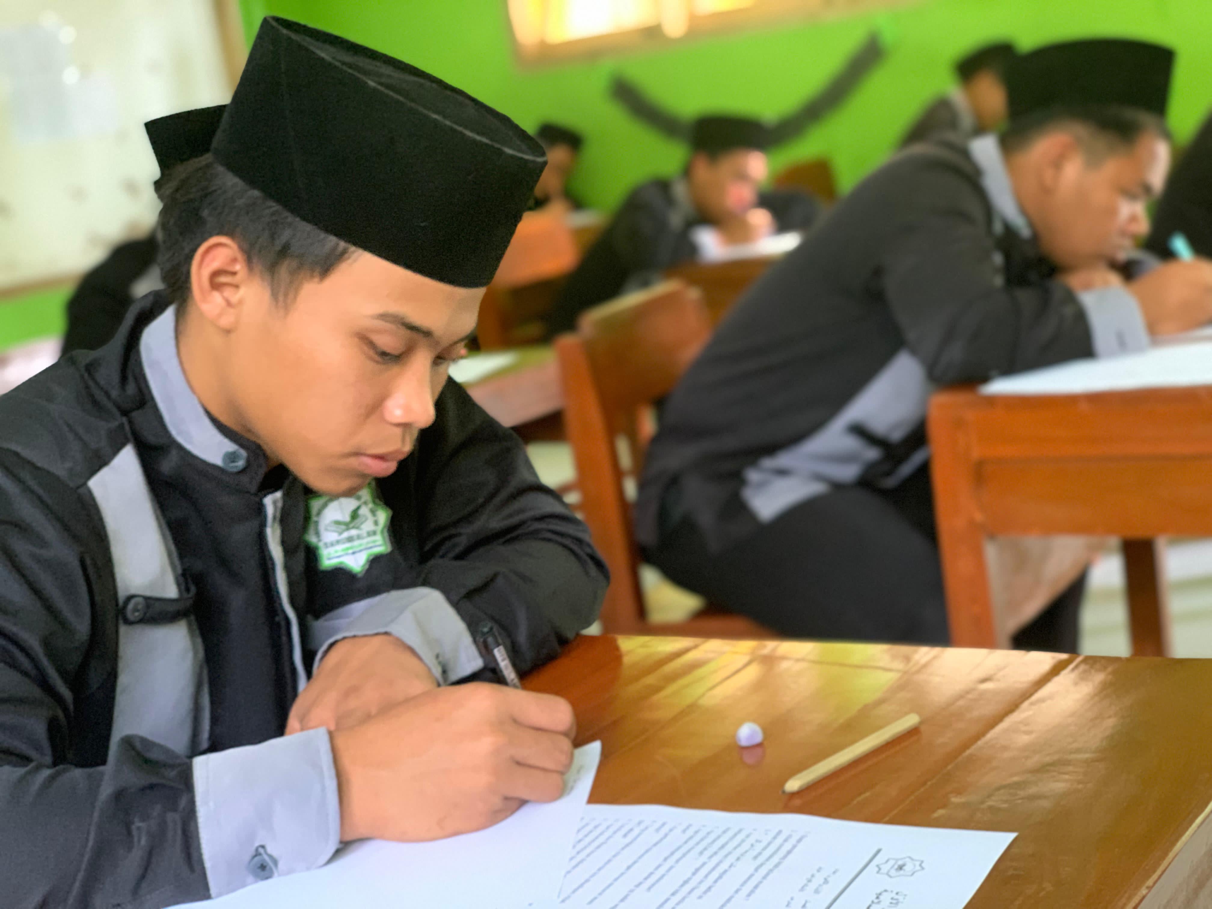 Ujian Tulis Santri Pondok Pesantren Darussalam Banyumas