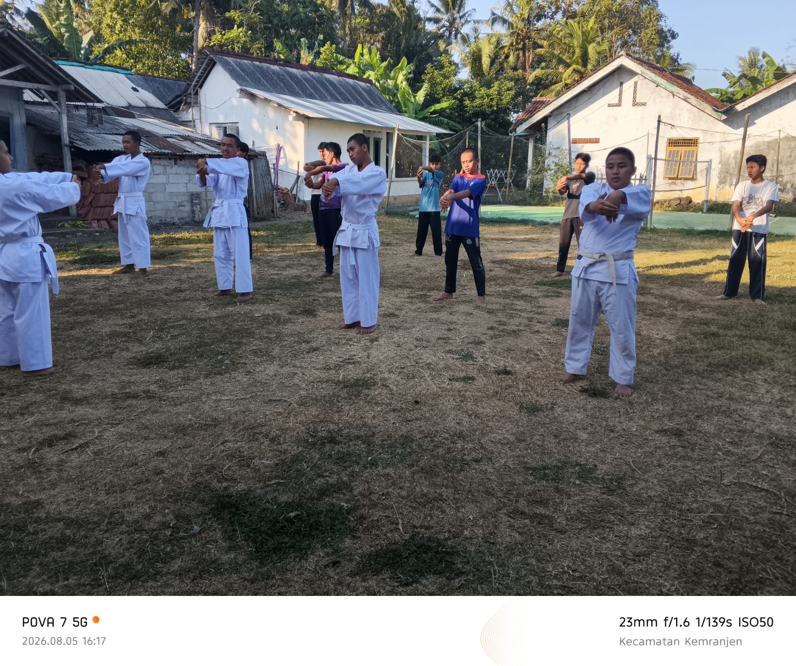 KEGIATAN EKSTRAKURIKULER KARATE — PONPES DARUSSALAM BANYUMAS