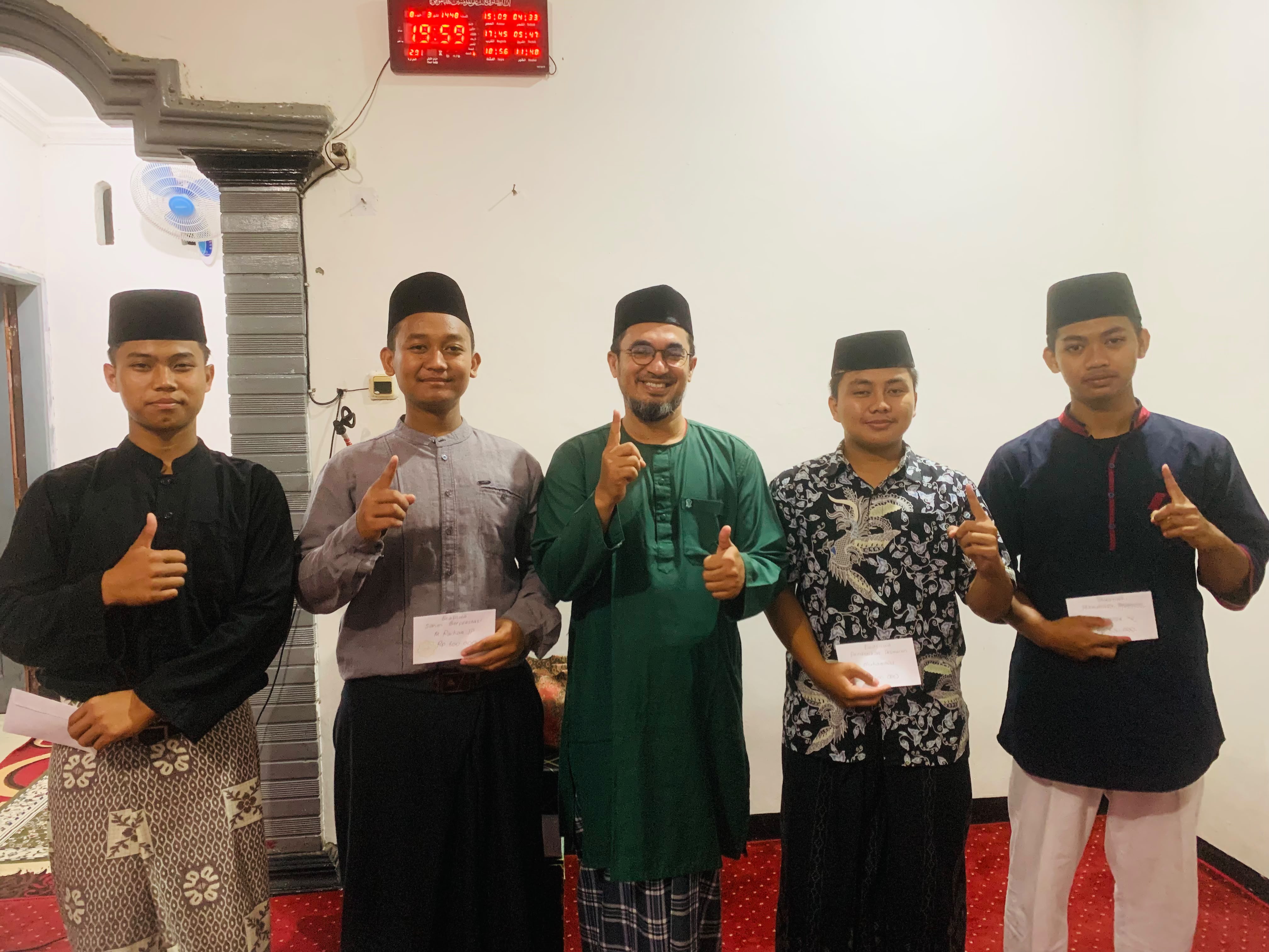 Pemberian beasiswa santri